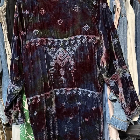 Velvet Embroidered Tunic Top - Picture 6 of 9